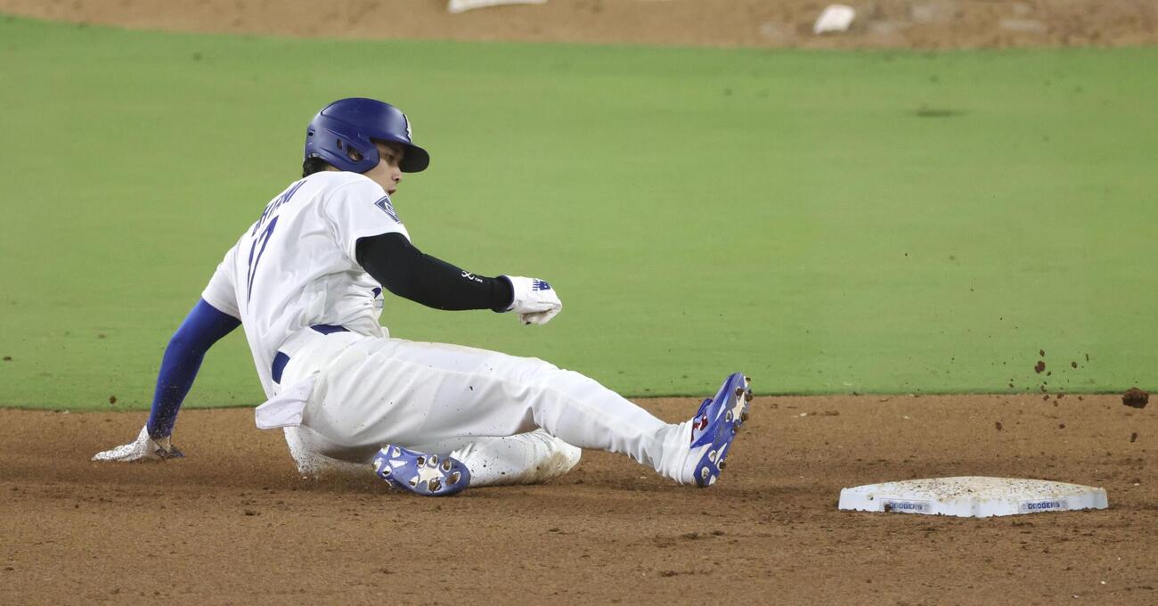 ロイヤルズ戦の7回、二盗を決めるドジャース・大谷＝ロサンゼルス（共同）