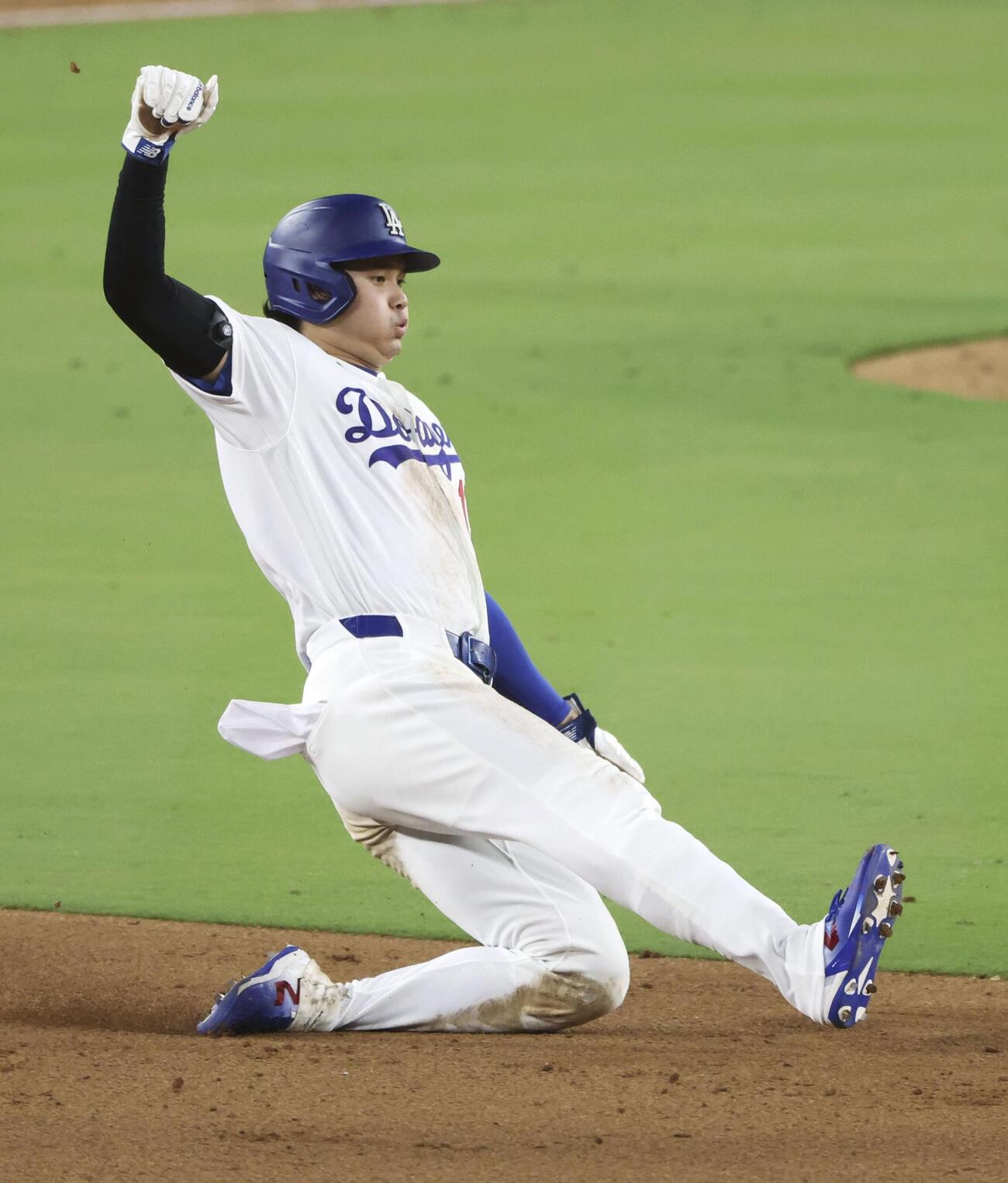ロイヤルズ戦の7回、二盗を決めるドジャース・大谷＝ロサンゼルス（共同）