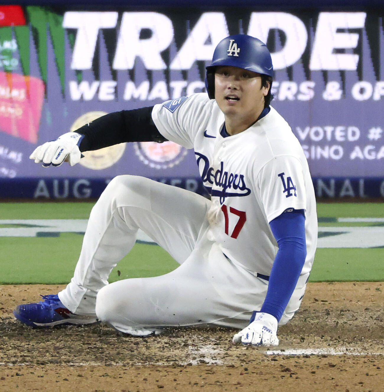 ロイヤルズ戦の7回、フリーマンの適時打で生還したドジャースの二走大谷＝ロサンゼルス（共同）
