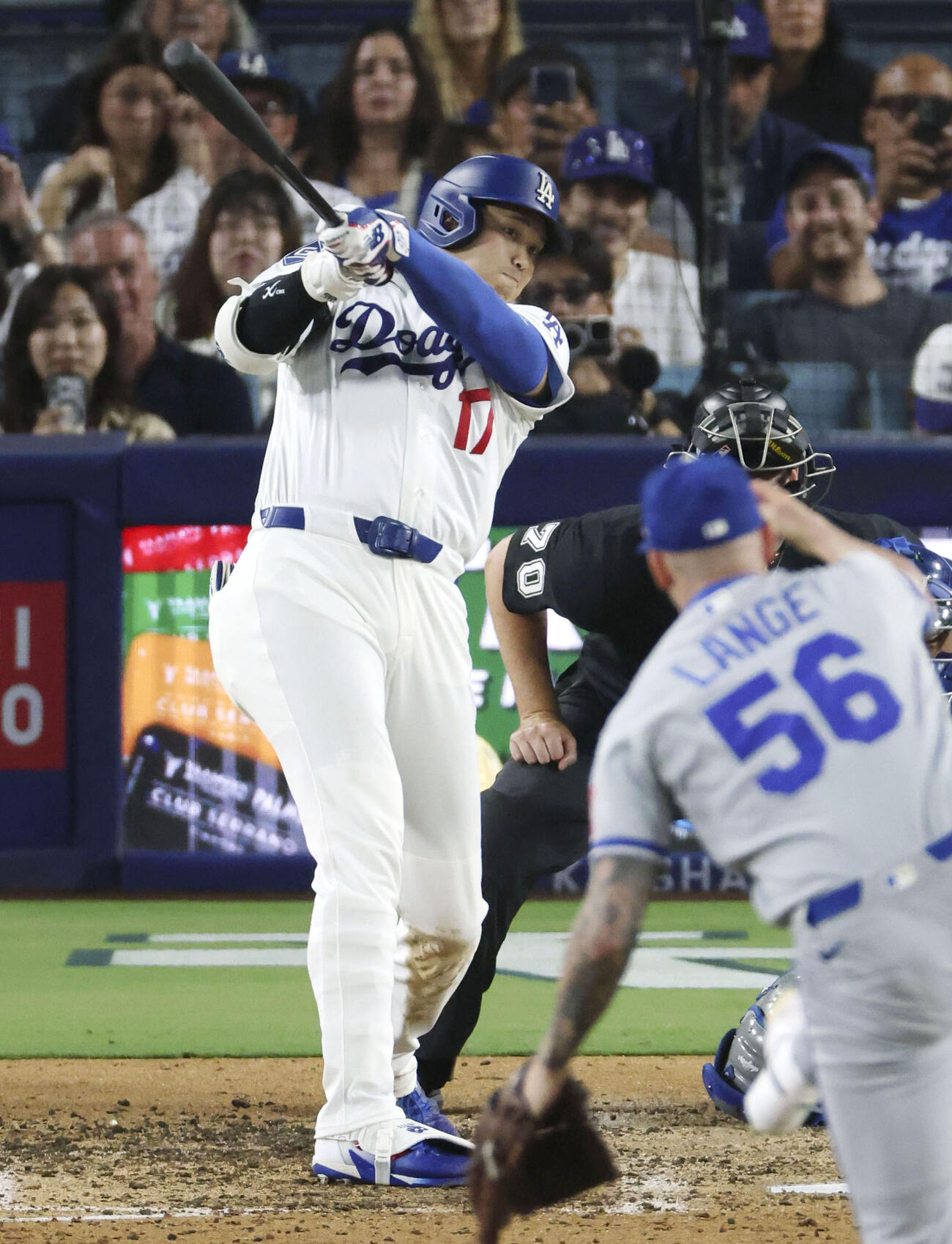 ロイヤルズ戦の7回、中前打を放つドジャース・大谷＝ロサンゼルス（共同）