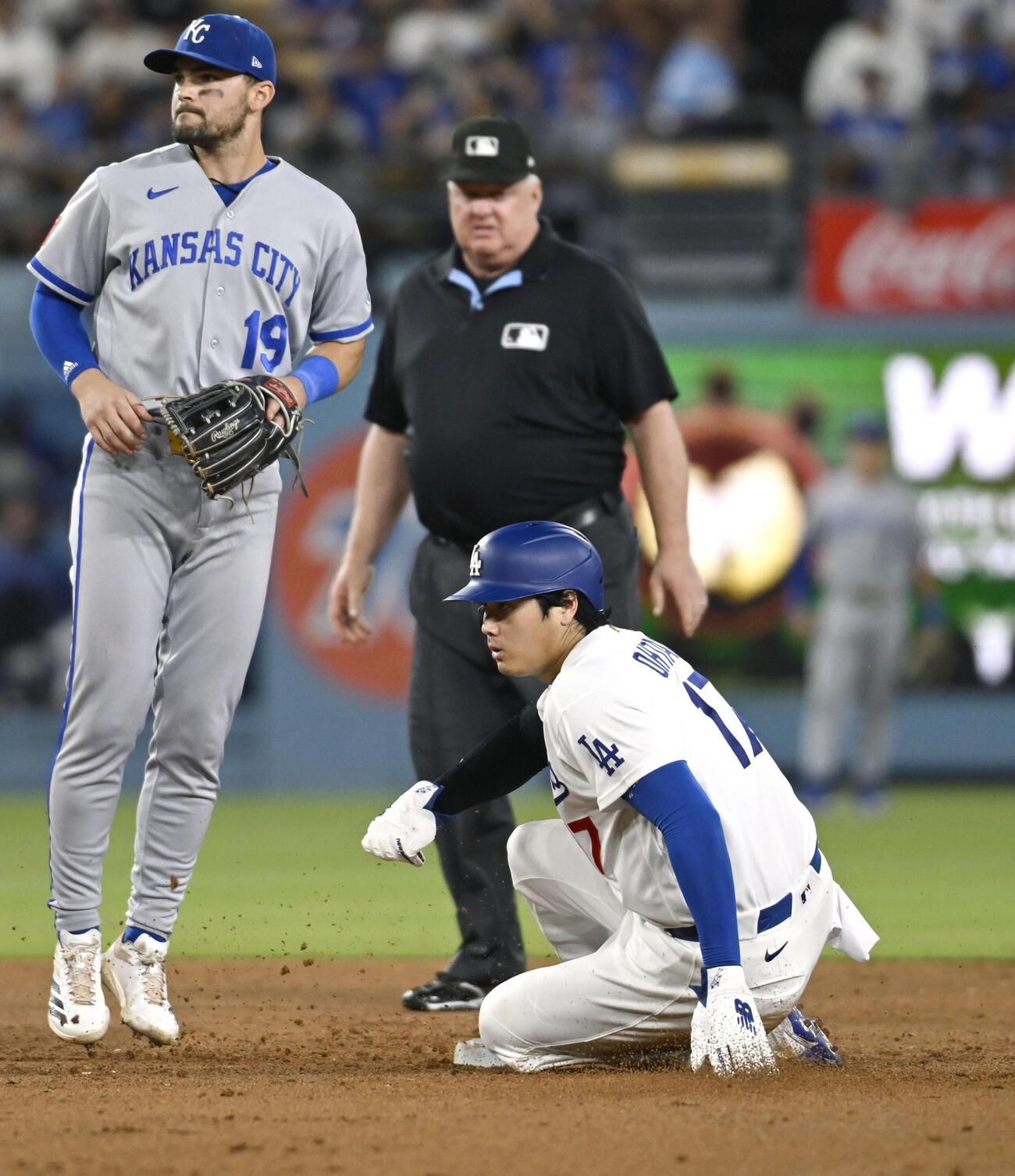 ロイヤルズ戦の7回、二盗を決めるドジャース・大谷＝ロサンゼルス（共同）