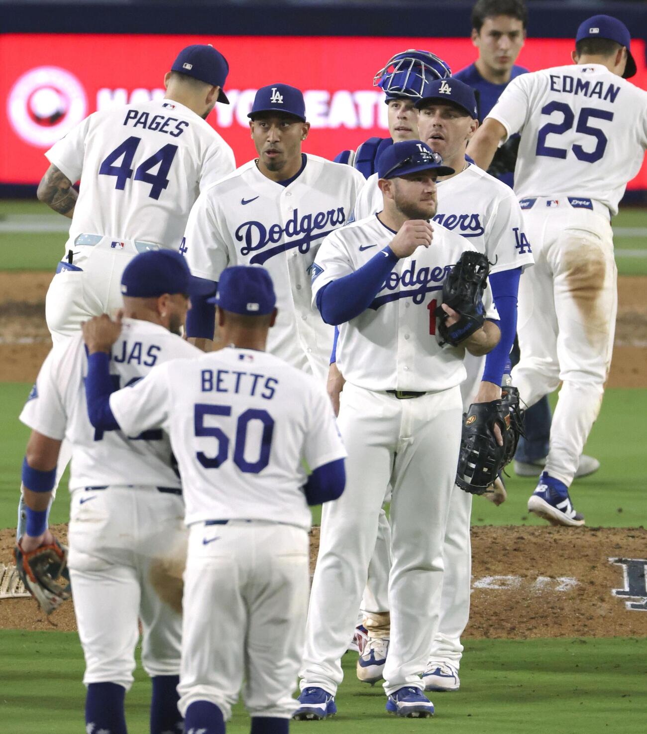 ロイヤルズに勝利し、タッチを交わすドジャースの選手たち＝ロサンゼルス（共同）