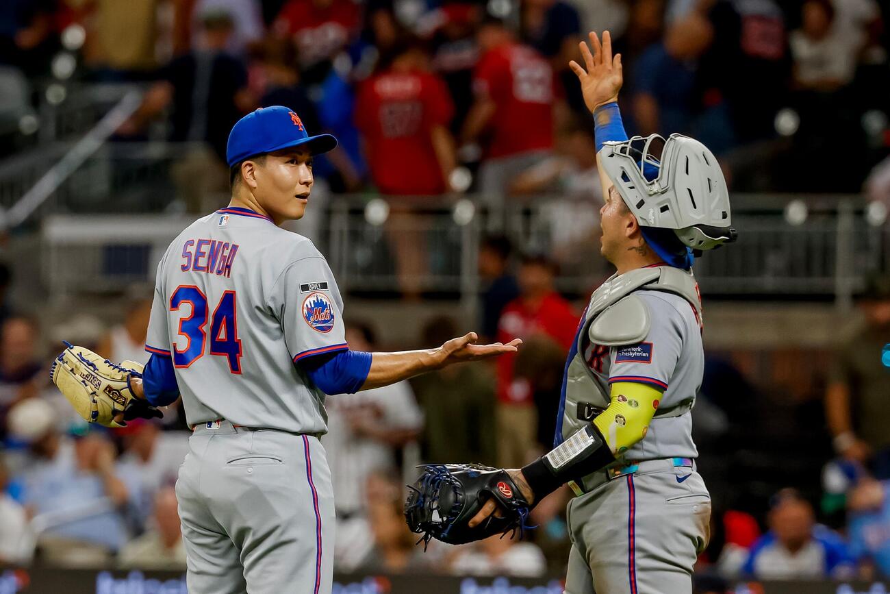 メジャー初セーブを挙げたメッツ千賀滉大。記念球は野手から返球されず苦笑い（AP）
