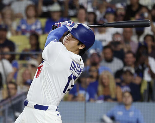 ロイヤルズ戦の3回、27号2ランを放つドジャース・大谷=ロサンゼルス(共同)