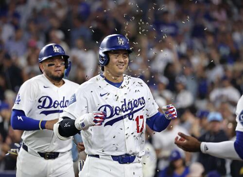 ロイヤルズ戦の3回、27号2ランを放ち、祝福されるドジャース・大谷=ロサンゼルス(共同)