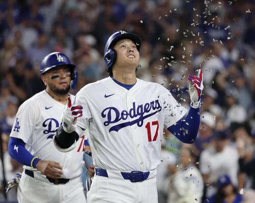 ロイヤルズ戦の3回、27号2ランを放ち、祝福されるドジャース・大谷=ロサンゼルス(共同)