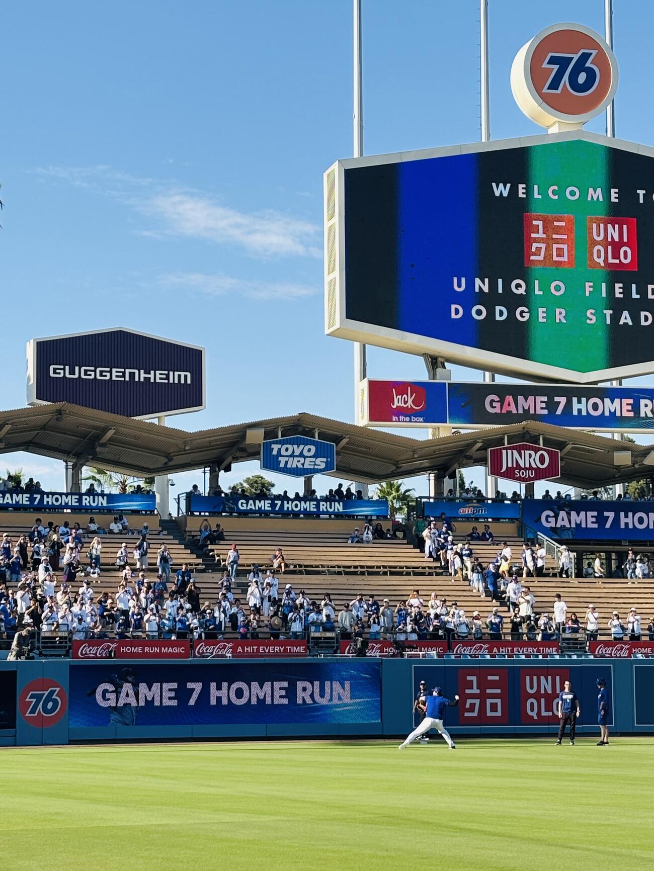ロイヤルズ戦の試合前、左翼スタンドに集まったファンの前でキャッチボールを行う大谷