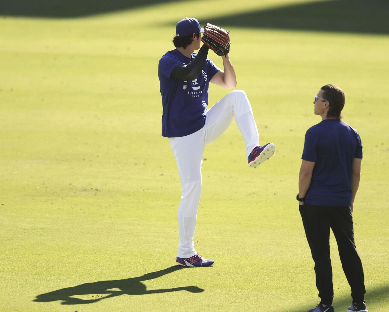 キャッチボールで調整するドジャース・大谷（左）＝ロサンゼルス（共同）