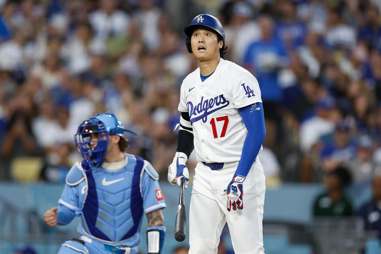 ロイヤルズ戦3回、ファウルを放つドジャース大谷翔平（AP）