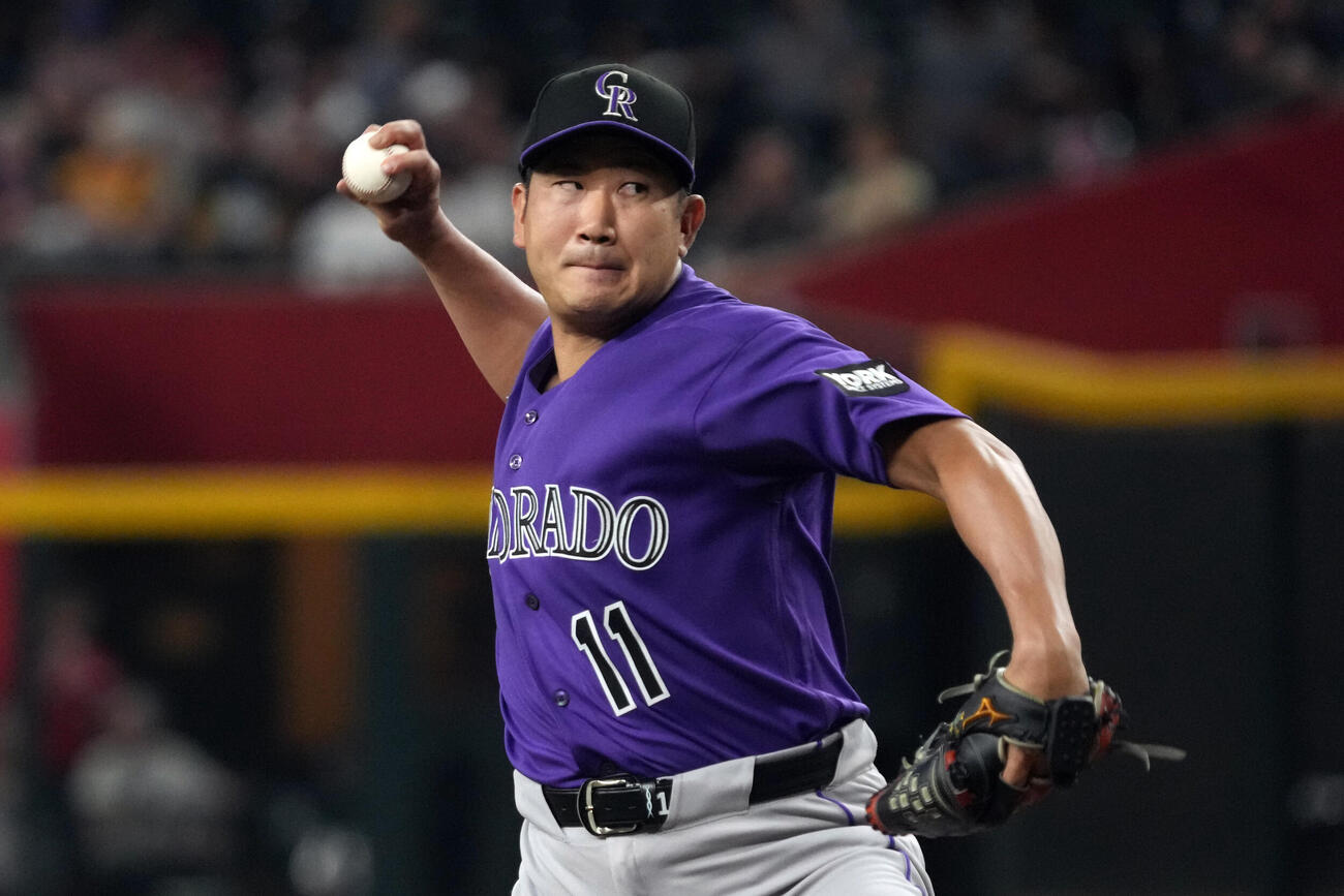 ダイヤモンドバックス戦で力投するロッキーズ菅野智之（AP）
