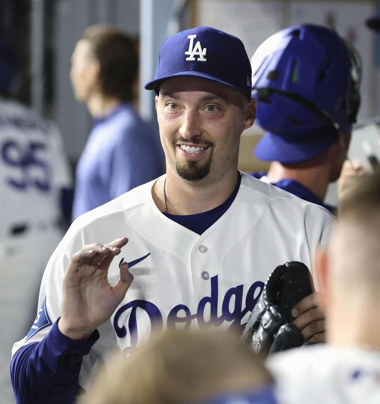 ロイヤルズ戦で6回を投げ終え、ベンチでタッチを交わすドジャースのスネル＝ロサンゼルス（共同）
