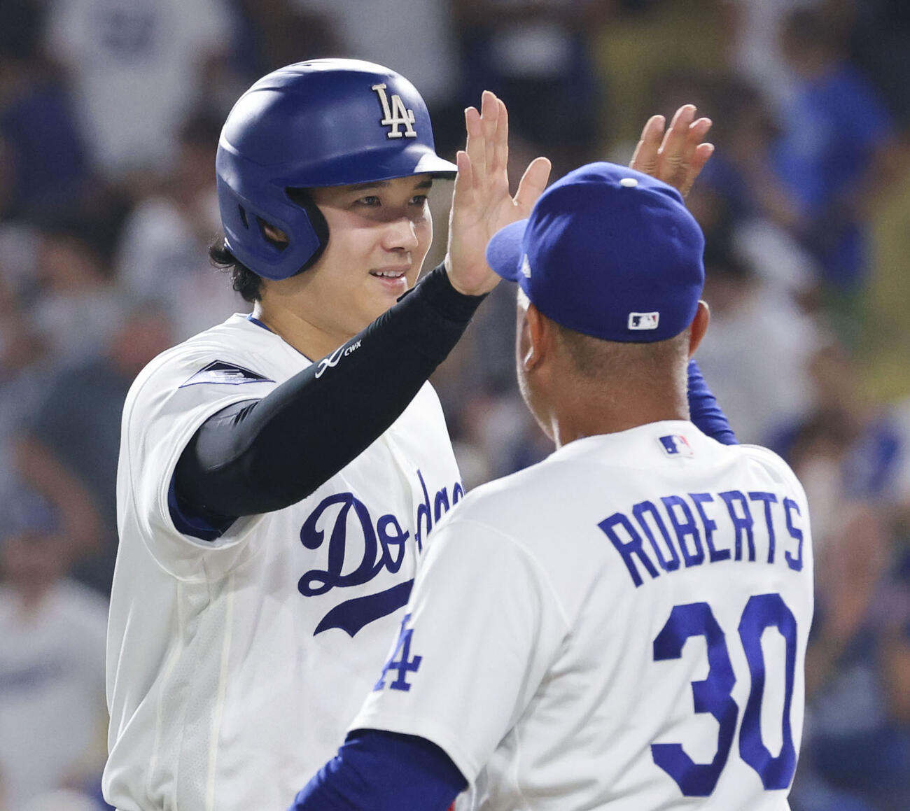ロイヤルズにサヨナラ勝ちし、ロバーツ監督（右）とタッチを交わすドジャース大谷（共同）