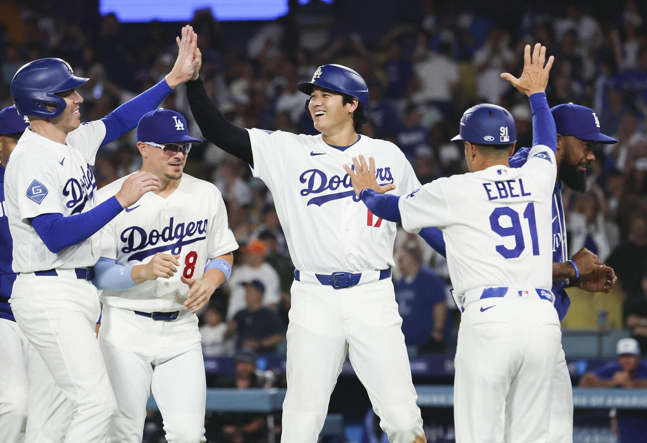 ロイヤルズにサヨナラ勝ちし、タッチを交わすドジャース・大谷＝ロサンゼルス（共同）