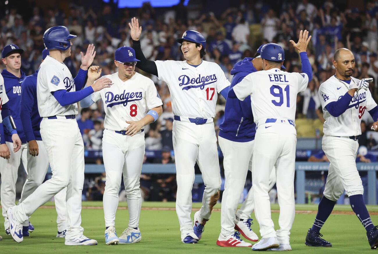 ロイヤルズにサヨナラ勝ちし、タッチを交わすドジャース・大谷（中央）＝ロサンゼルス（共同）