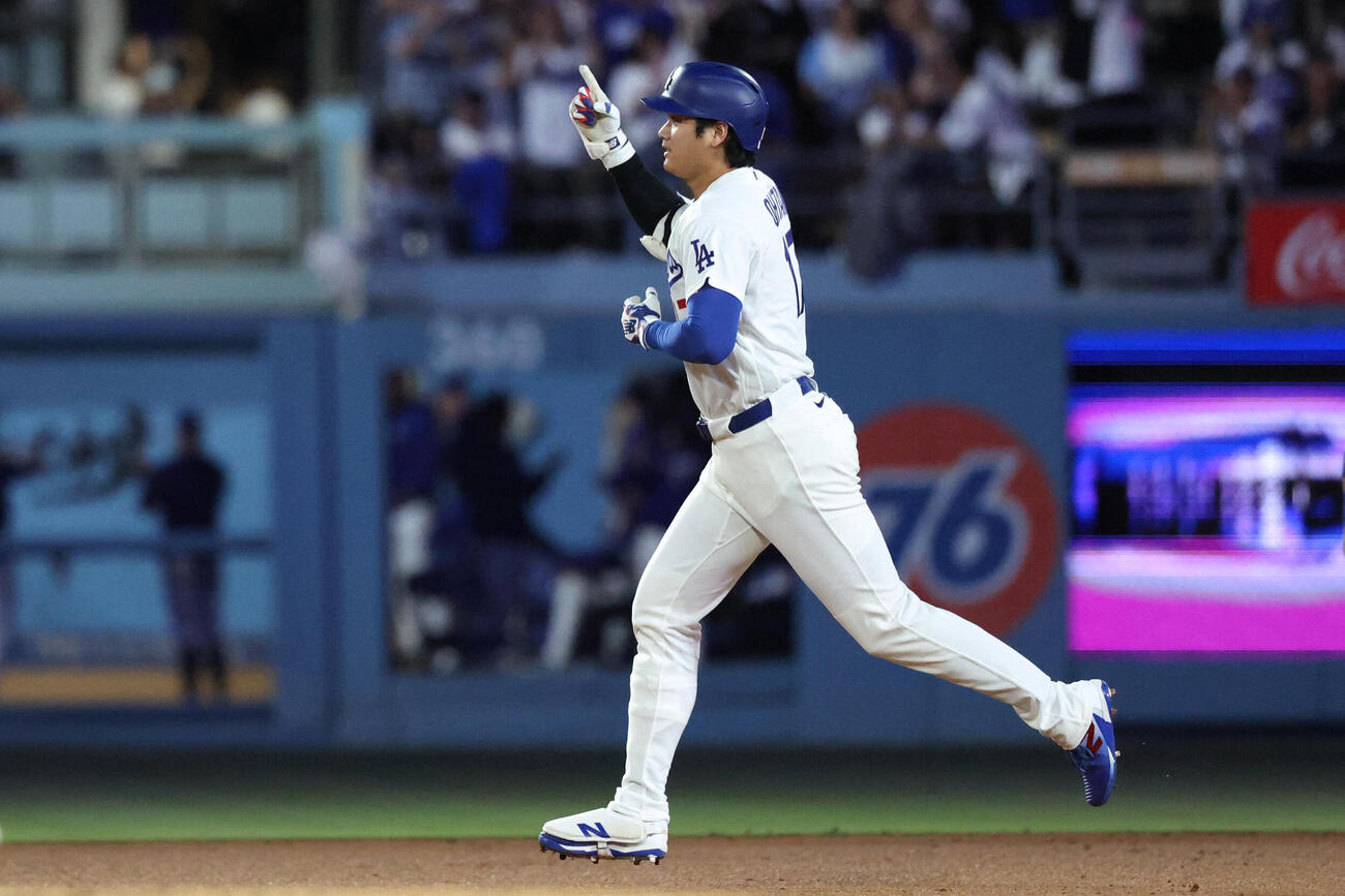 ロイヤルズ戦3回、27号2ランを放つドジャース大谷翔平（ロイター）