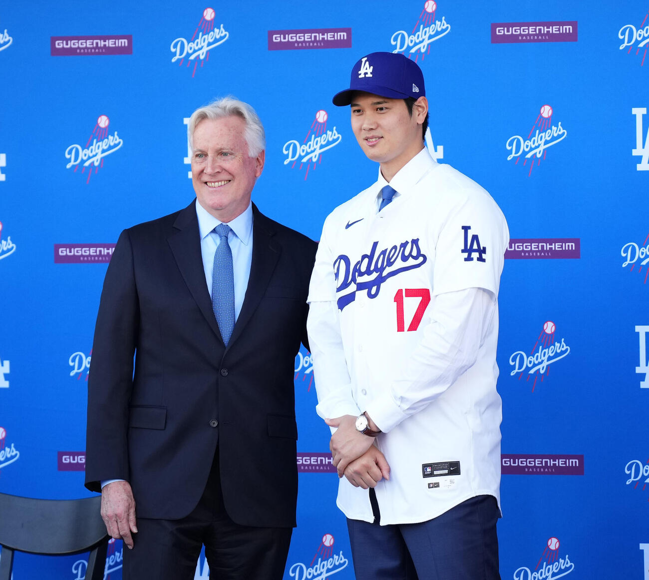 2023年12月ドジャース入団会見でウォルター・オーナー（左）と記念写真に納まる大谷