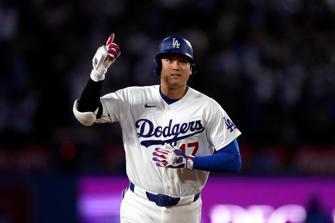 27号2ランを放ち、ポーズを見せる大谷翔平（AP）
