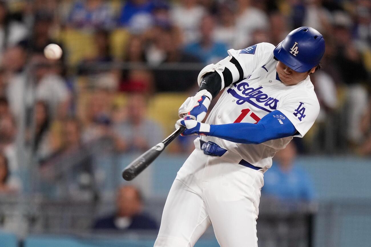ロイヤルズ戦3回、27号2ランを放つドジャース大谷翔平（AP）