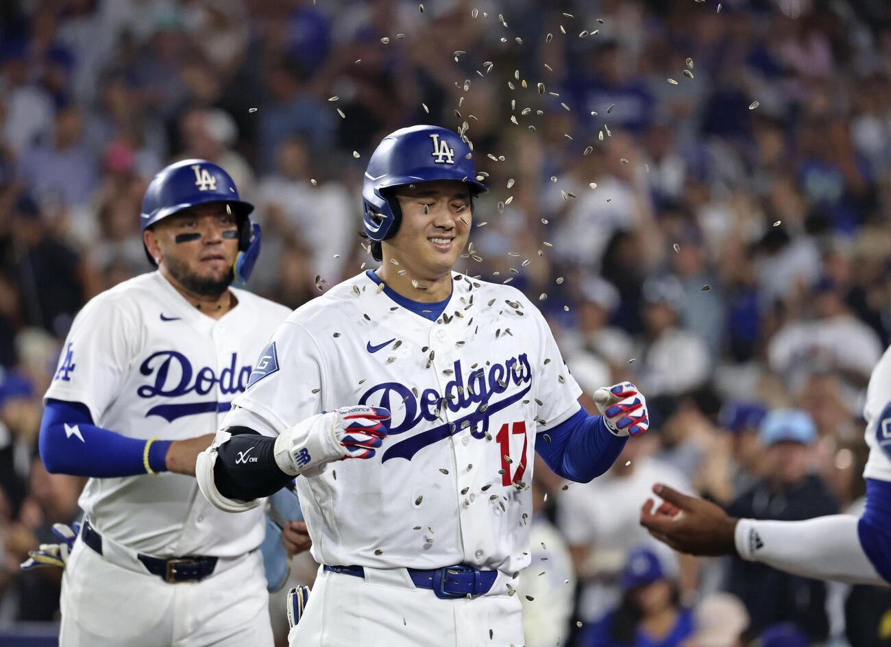 ロイヤルズ戦の3回、27号2ランを放ち、祝福されるドジャース・大谷＝ロサンゼルス（共同）