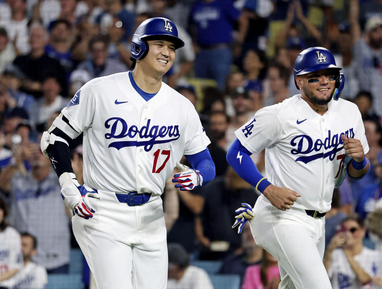 ロイヤルズ戦の3回、27号2ランを放ち、笑顔のドジャース・大谷。右は二走ロハス＝ロサンゼルス（共同）