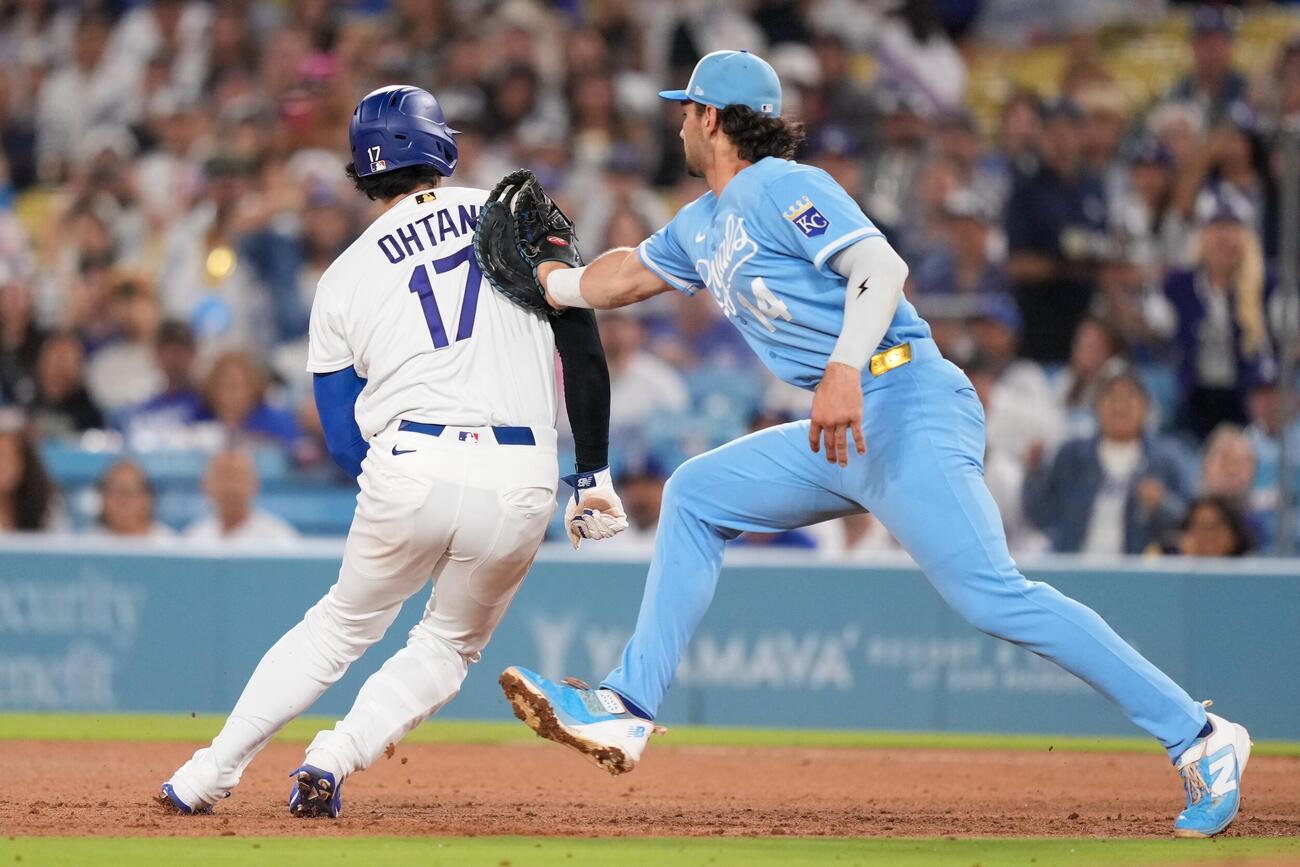 ロイヤルズ戦7回、挟殺プレーでタッチアウトとなる一塁走者の大谷翔平（AP）