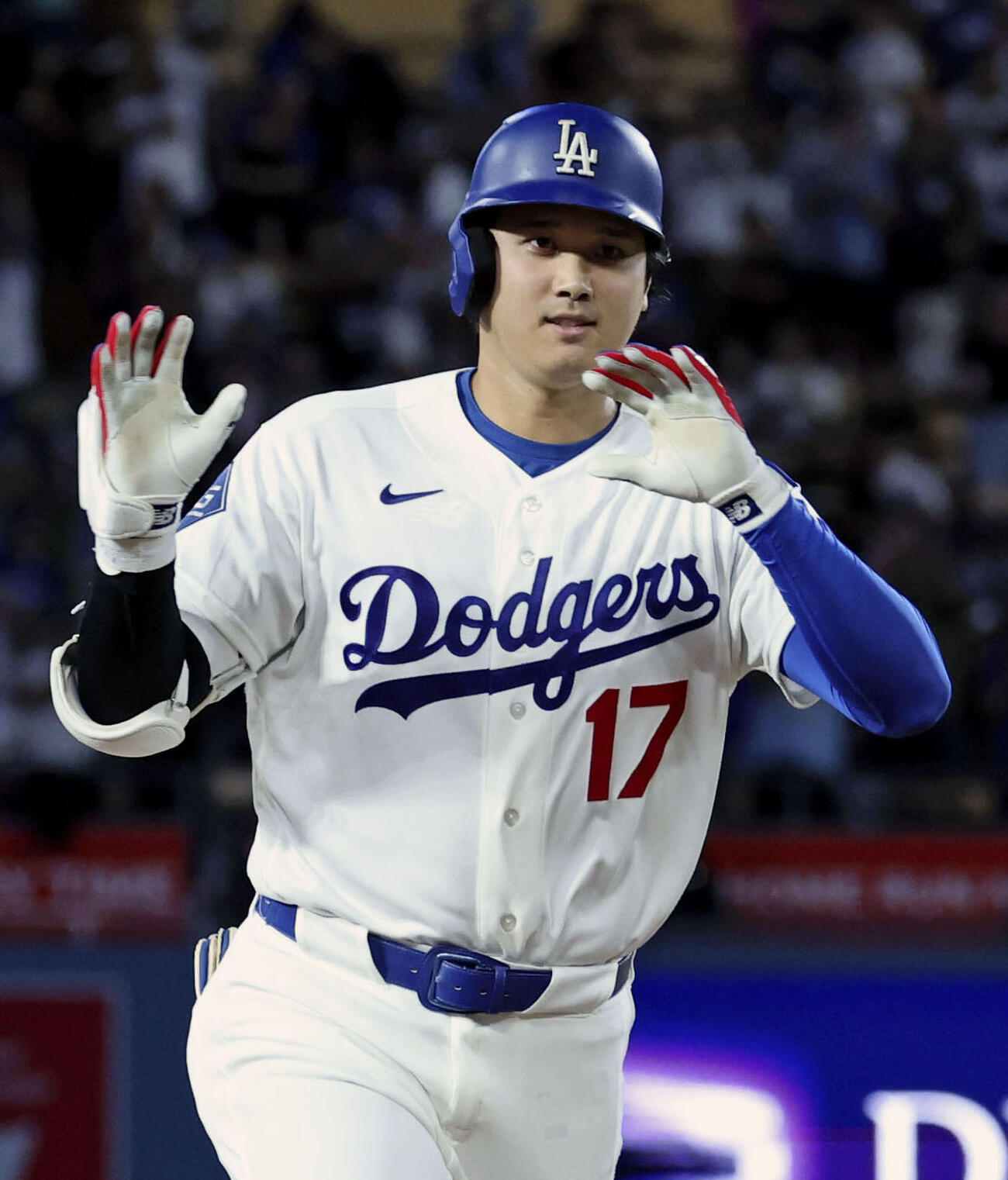 ロイヤルズ戦の3回、27号2ランを放ち塁を回るドジャース・大谷＝ロサンゼルス（共同）
