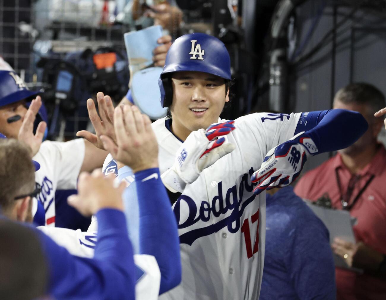 ロイヤルズ戦の3回、27号2ランを放ち、ベンチで迎えられるドジャース・大谷＝ロサンゼルス（共同）
