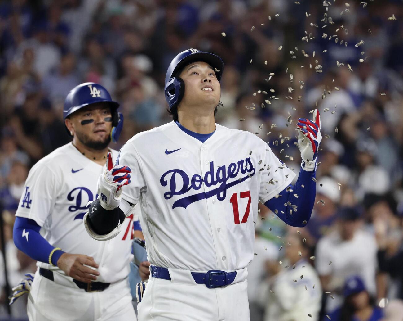 ロイヤルズ戦の3回、27号2ランを放ち、祝福されるドジャース・大谷＝ロサンゼルス（共同）