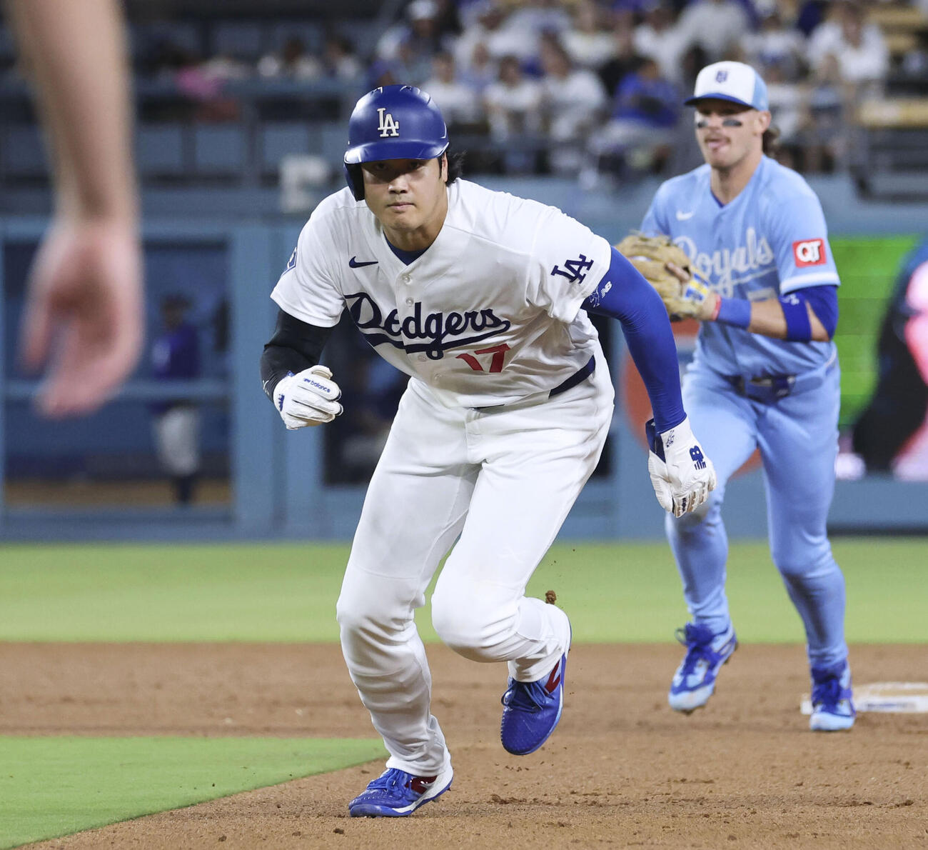 ロイヤルズ戦の7回、パヘスの右飛で飛び出し、一、二塁間で挟まれアウトになるドジャースの一走大谷＝ロサンゼルス（共同）