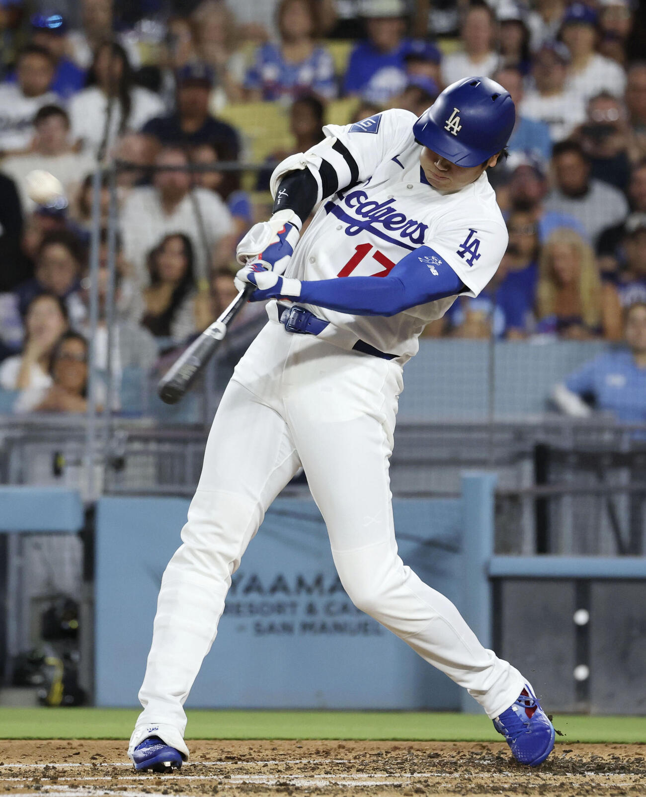 ロイヤルズ戦の3回、27号2ランを放つドジャース・大谷＝ロサンゼルス（共同）