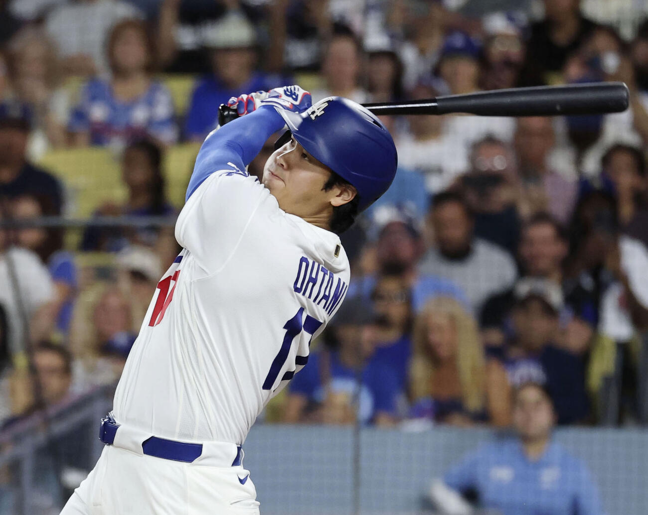 ロイヤルズ戦の3回、27号2ランを放つドジャース・大谷＝ロサンゼルス（共同）