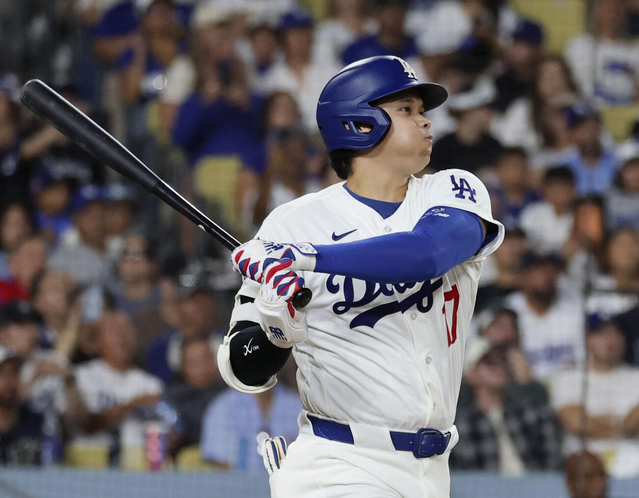 ロイヤルズ戦の7回、右前打を放つドジャース・大谷＝ロサンゼルス（共同）