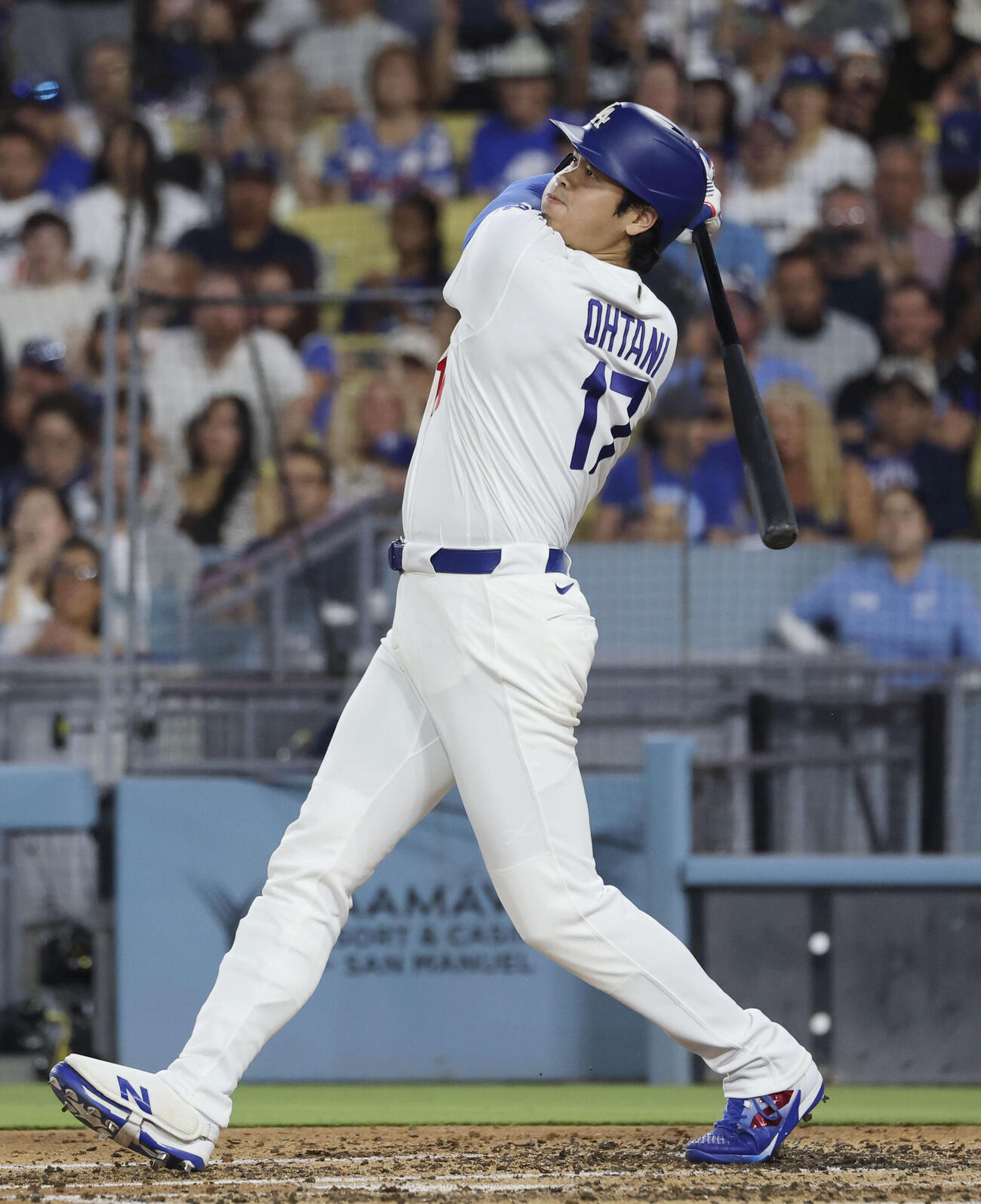 ロイヤルズ戦の3回、27号2ランを放つドジャース・大谷＝ロサンゼルス（共同）