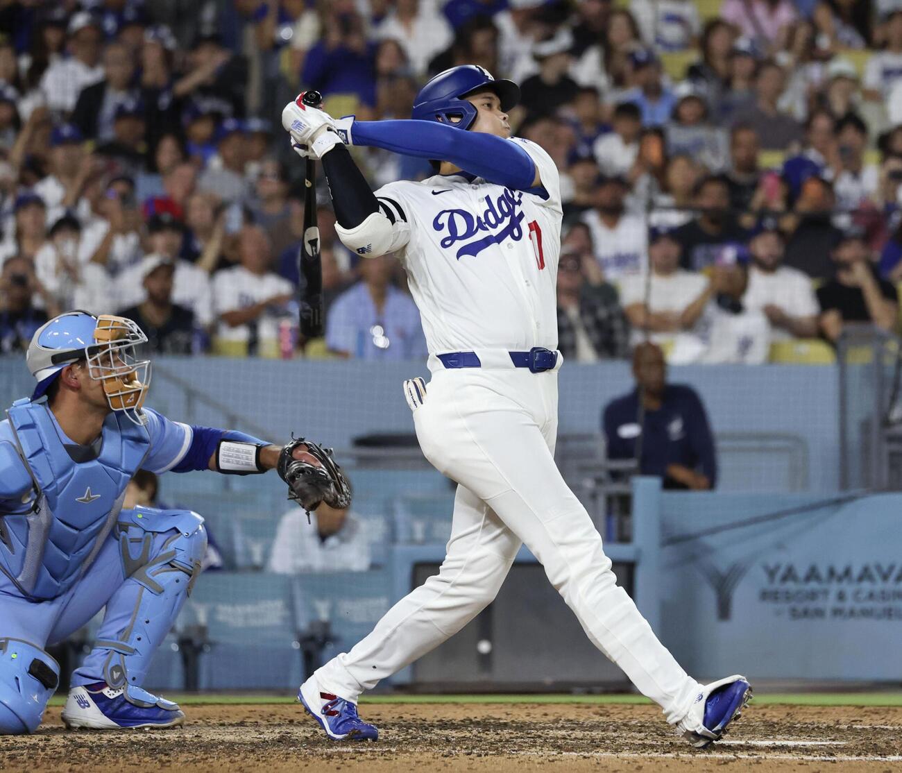 ロイヤルズ戦の7回、右前打を放つドジャース・大谷＝ロサンゼルス（共同）