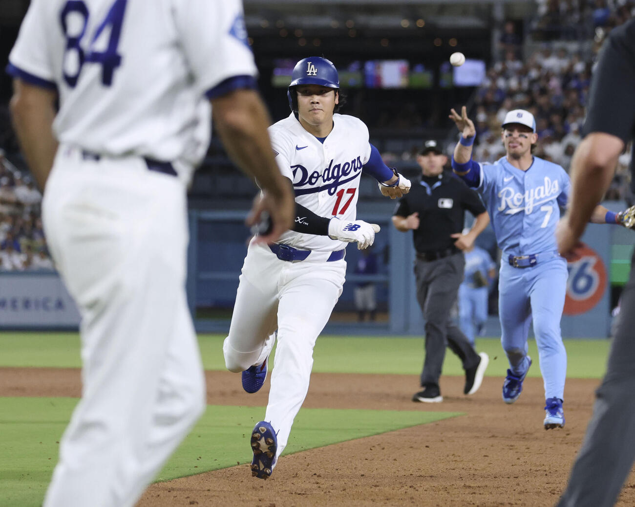 ロイヤルズ戦の7回、パヘスの右飛で飛び出し、一、二塁間で挟まれアウトになるドジャースの一走大谷＝ロサンゼルス（共同）