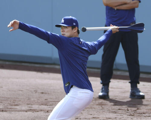 やり投げで調整するドジャース・山本=ロサンゼルス(共同)