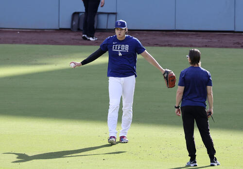 試合前、キャッチボールを行うドジャース・大谷=ロサンゼルス(共同)
