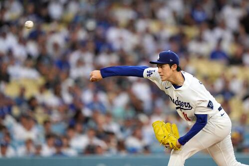 ブルワーズ戦で力投するドジャース佐々木(AP)