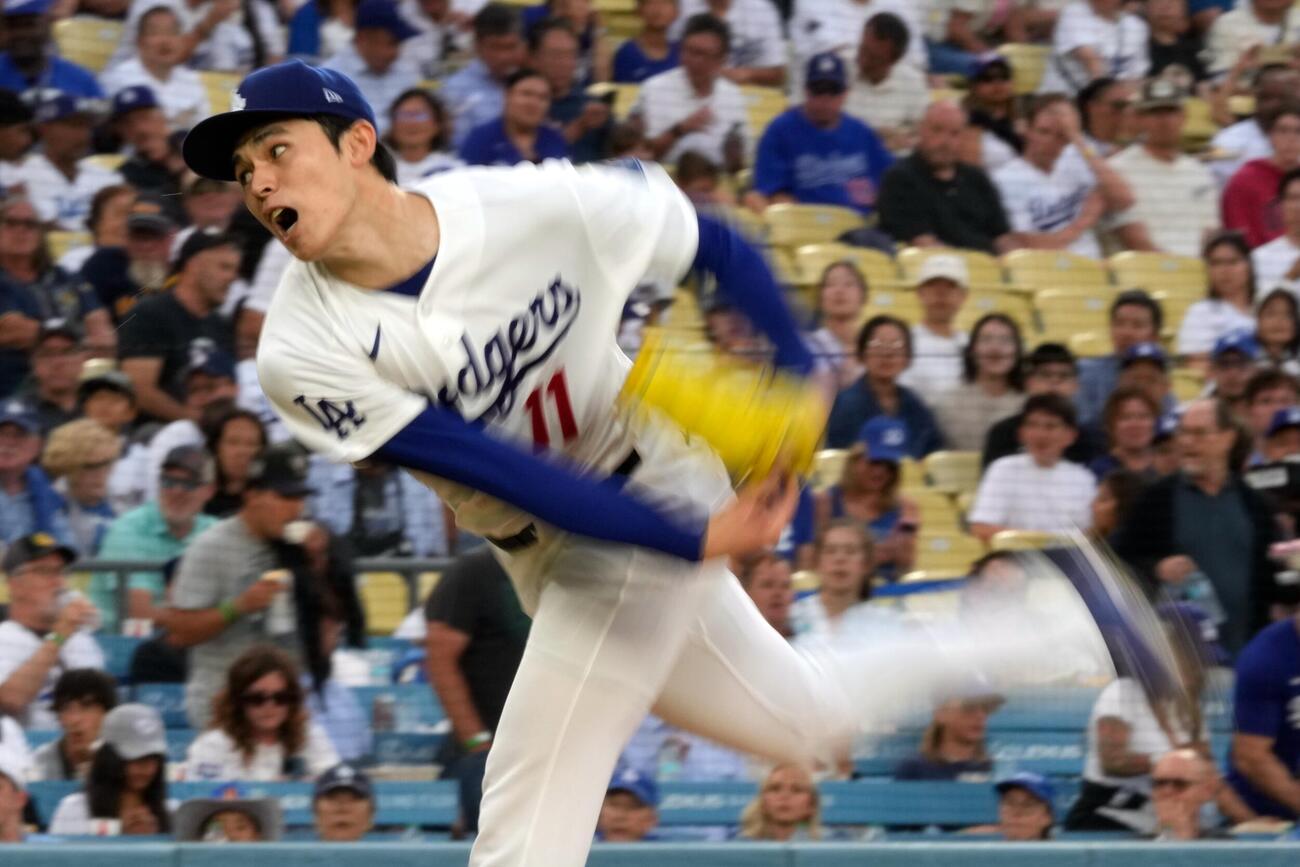ブルワーズ戦で力投するドジャース佐々木(AP)