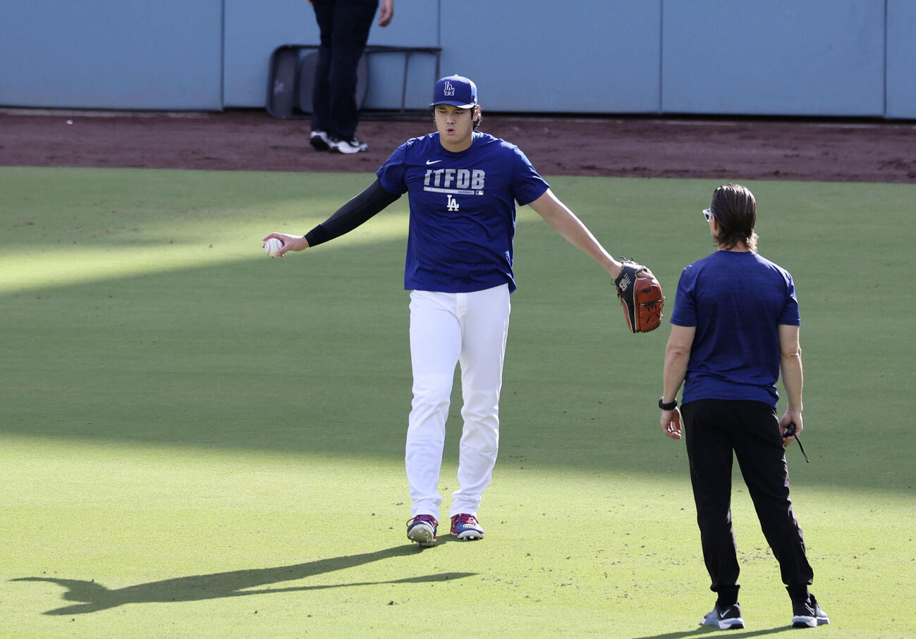 試合前、キャッチボールを行うドジャース・大谷＝ロサンゼルス（共同）