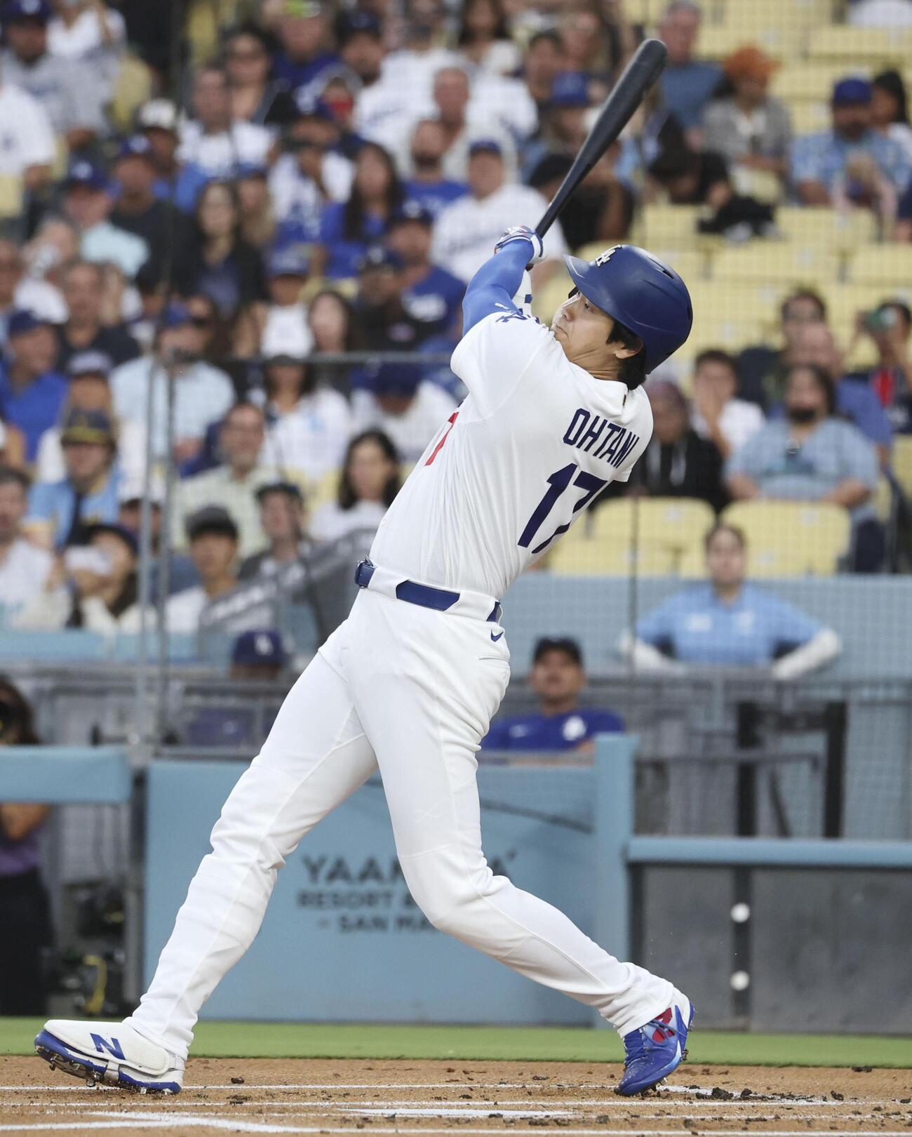 ブルワーズ戦の1回、中越えに二塁打を放つドジャース大谷（共同）