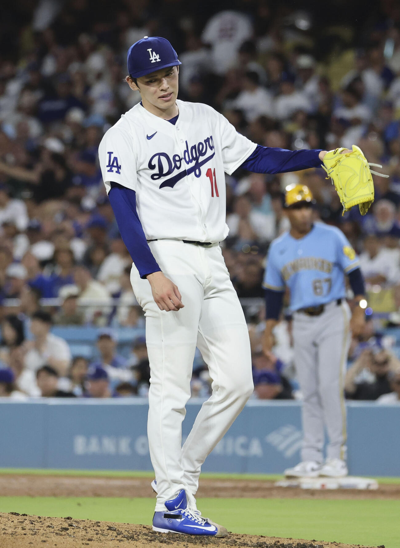 ブルワーズ戦の4回、2者連続の押し出し四球を与え、失点したドジャース佐々木朗希（共同）
