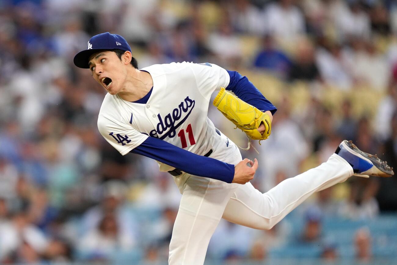 ブルワーズ戦で力投するドジャース佐々木(AP)