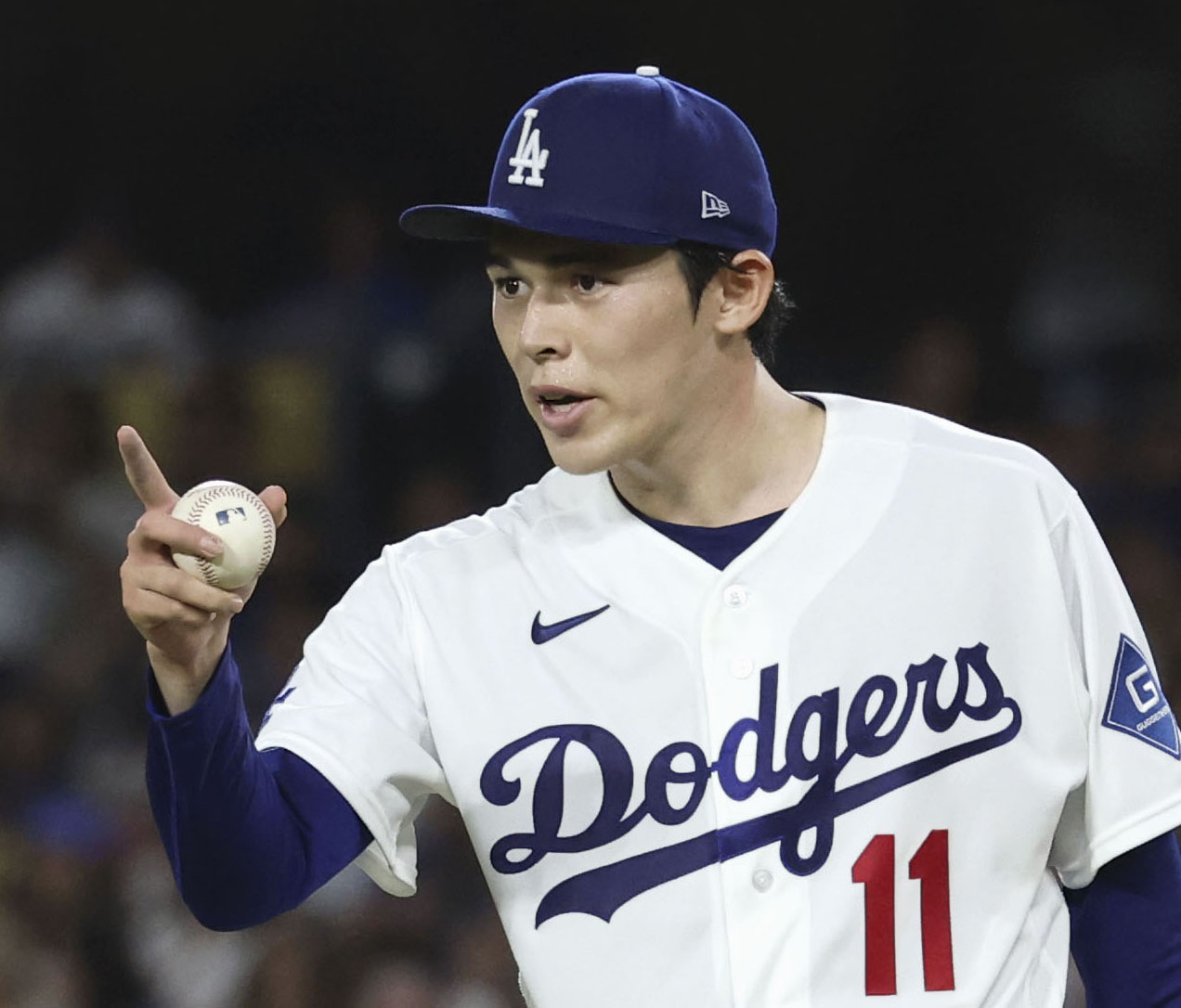ブルワーズ戦の5回、好守備を見せたチームメートをたたえるドジャース佐々木朗希（共同）