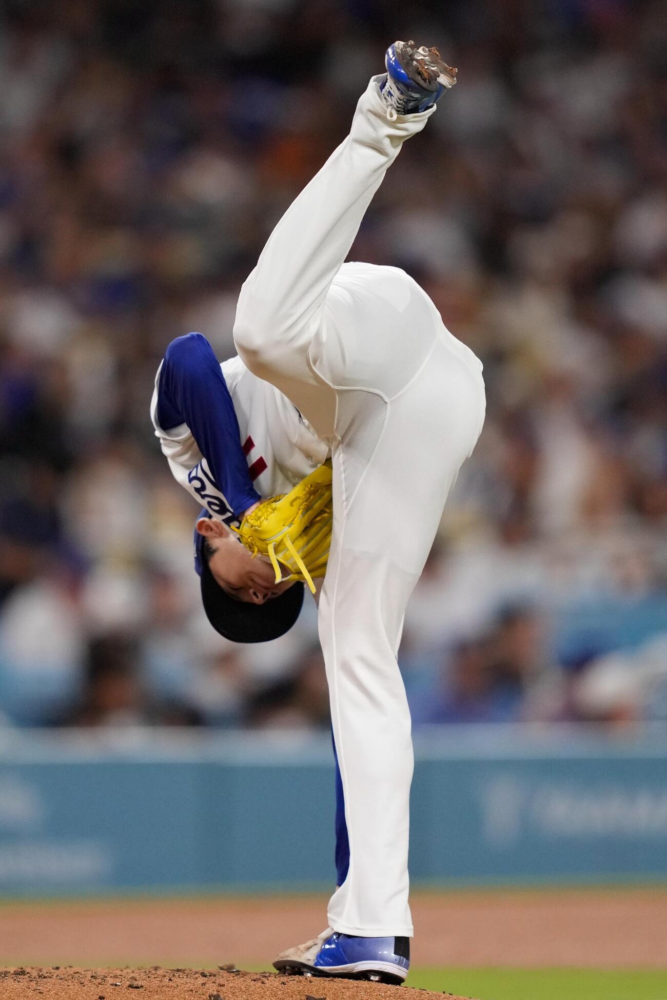 ロジンを拾うドジャース佐々木朗希（AP）