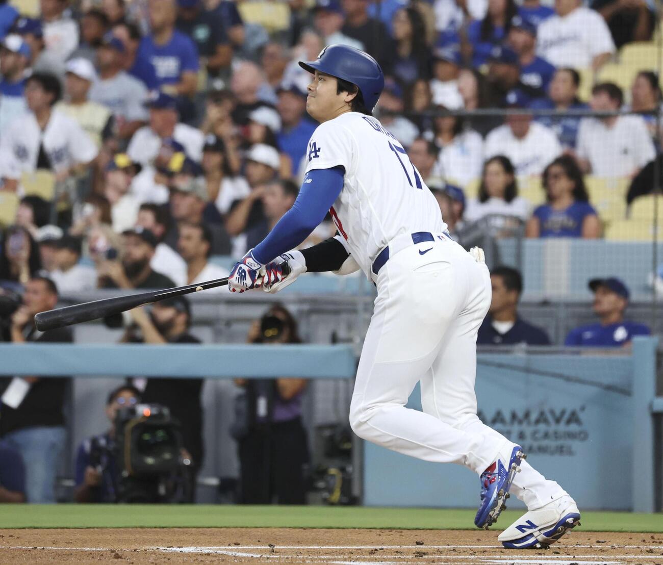 ブルワーズ戦の1回、中越えに二塁打を放つドジャース・大谷＝ロサンゼルス（共同）