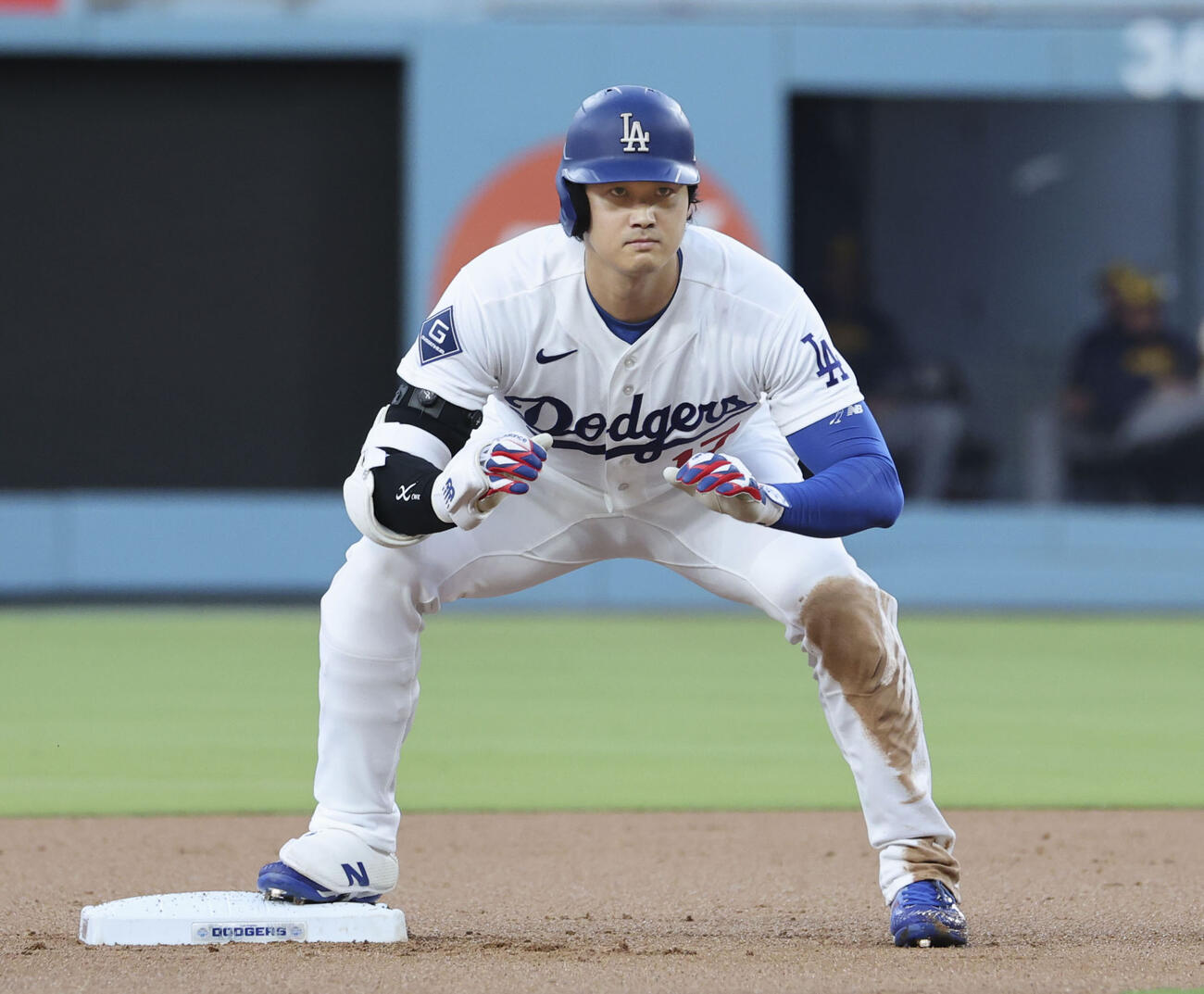 ブルワーズ戦の1回、中越えに二塁打を放ったドジャース・大谷＝ロサンゼルス（共同）