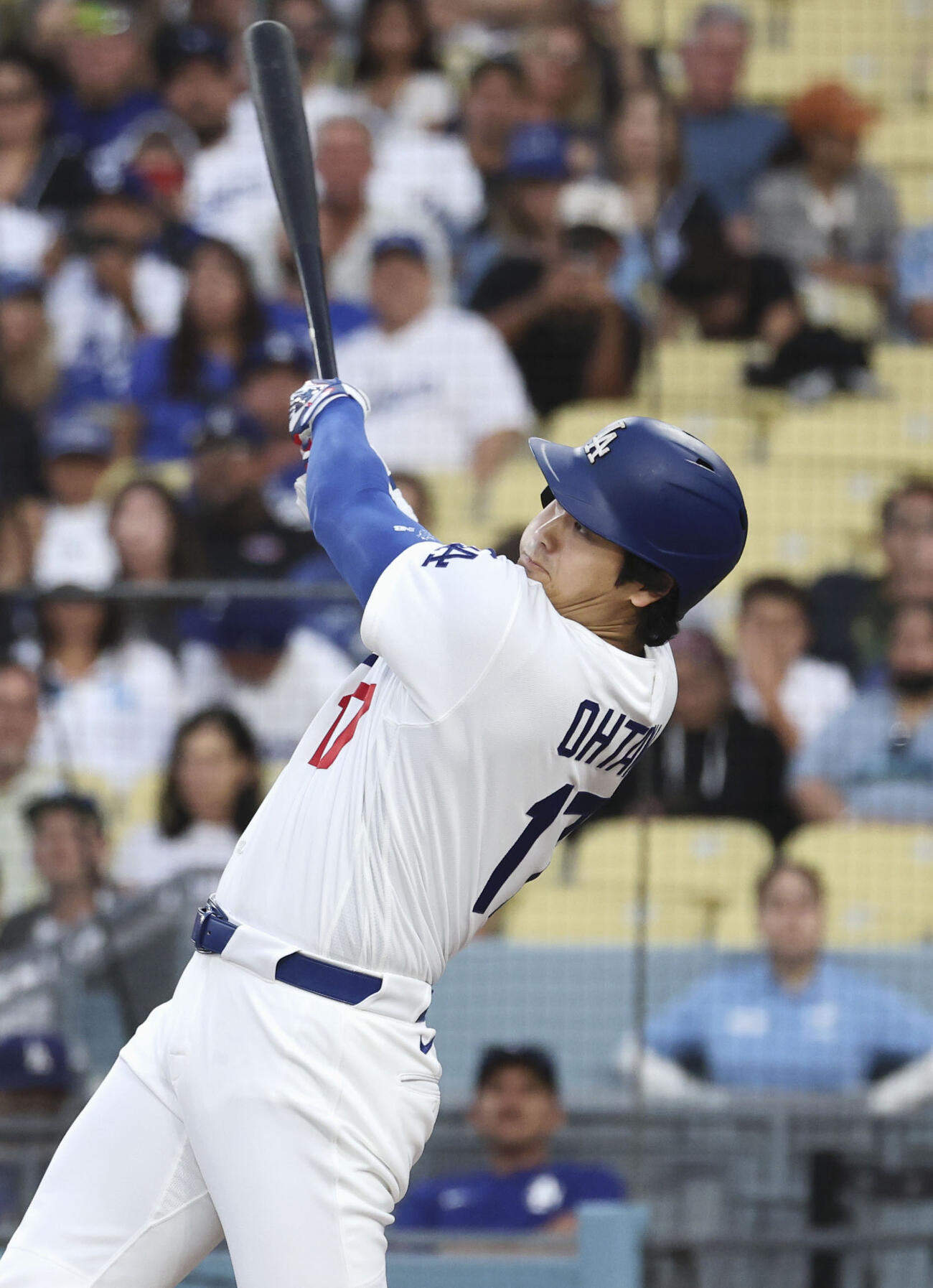 ブルワーズ戦の1回、中越えに二塁打を放つドジャース・大谷＝ロサンゼルス（共同）