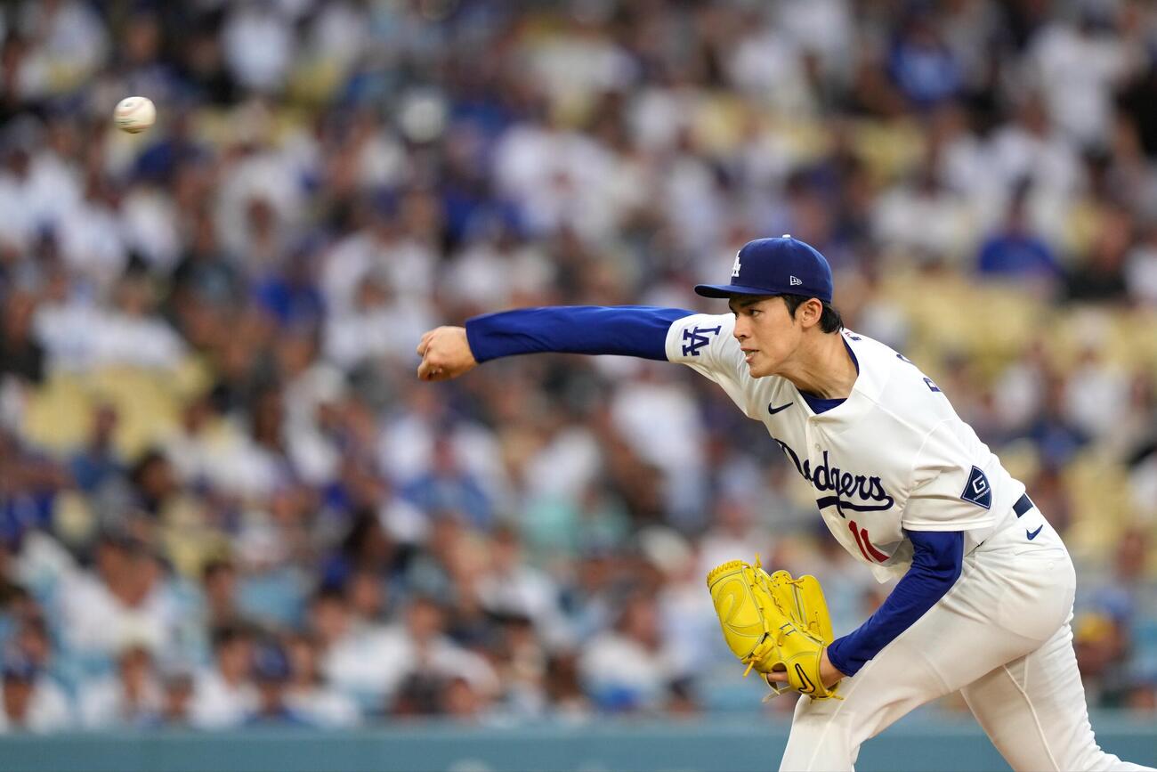 ブルワーズ戦で力投するドジャース佐々木(AP)