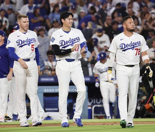 ブルワーズに勝利し、チームメートを迎えに出るドジャース・大谷(中央)=ロサンゼルス(共同)